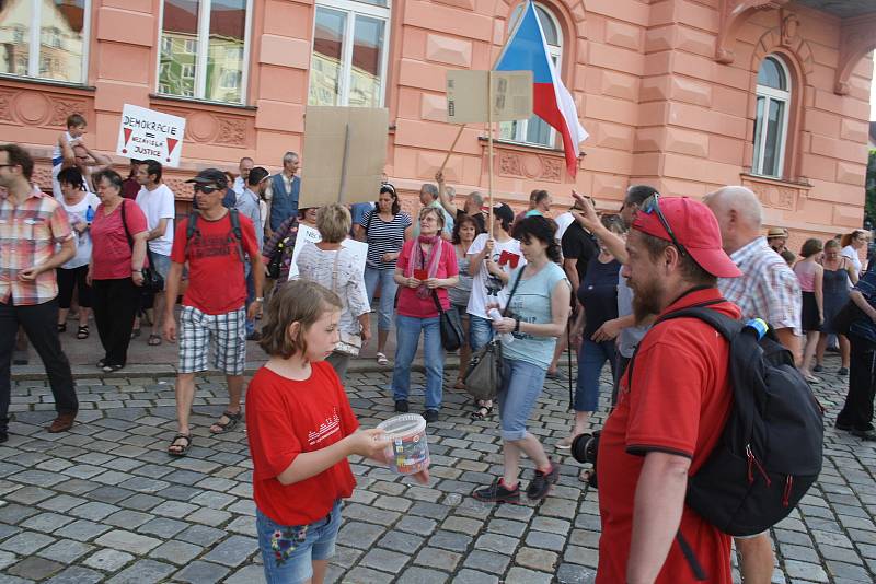 Demonstrace za nezávislou justici a proti vládě 11. června v Krnově.
