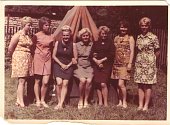V zahradě se v sedmdesátých letech konaly tábory. Na snímku z roku 1971 jsou pracovnice, které se na táborech věnovaly dětem.