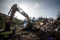 V Nových Heřminovech pokračuje demolice vykoupených domů, 26. října 2020. Jedná se o další etapu příprav na stavbu přehrady.