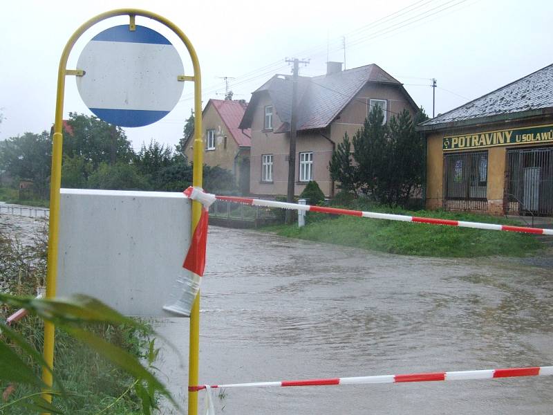 Porovnejme současnou situaci s archivními snímky z Opavice. Autobusová zastávka a zábradlí jsou dnes na stejném místě jako při povodních v roce 2007.