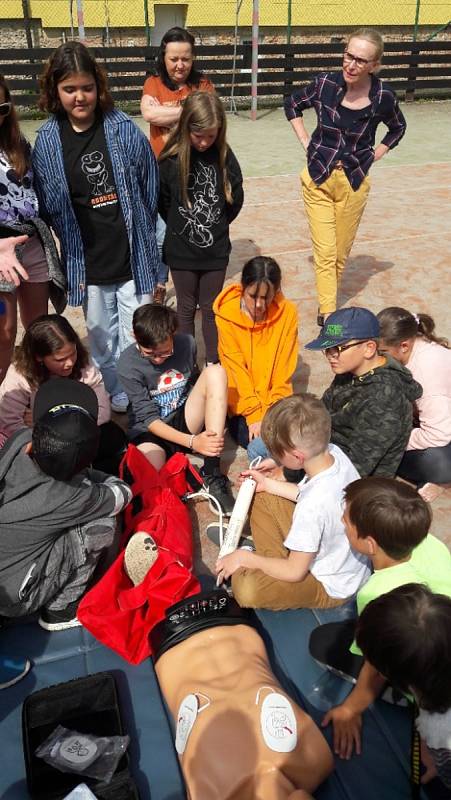 Školáci v Základní škole v Andělské Hoře si prohlédli vybavení bruntálských vodních záchranářů a vyzkoušeli si poskytování první pomoci.