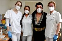 Do Krnovské nemocnice dorazil Elvis. Pavel Elvis Pavlevský se nechal naočkovat, aby se mohl co nejdřív vrátit na pódia a absolvovat elvisovské turné v USA. Foto: Jiří Krušina