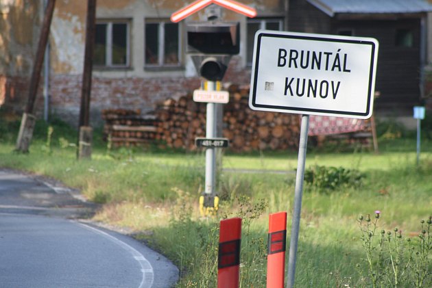 Dopravní značka, podle které ještě Kunov patřil pod Bruntál.
