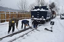 Mikulášský parní vlak na Osoblažce zvládl sněhovou kalamitu  na kolejích a šťastně dojel do cíle. 2. 12. 2023