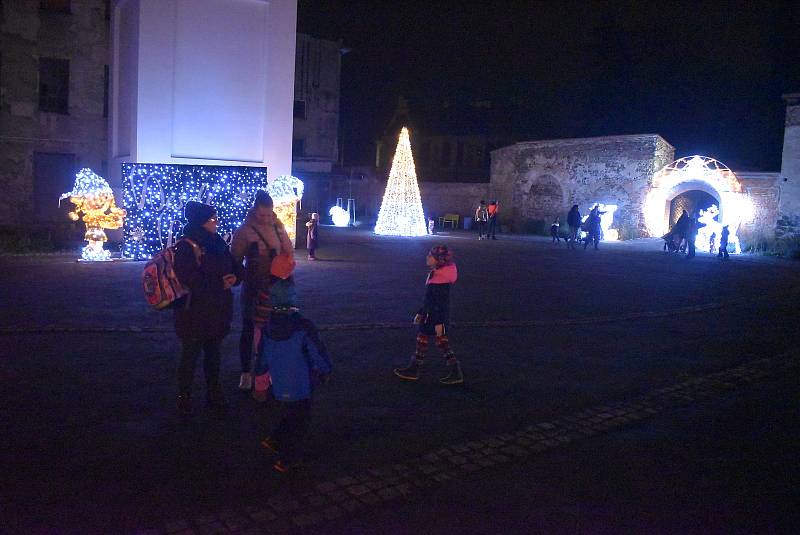 Areál Karnoly v centru Krnova se otevřel veřejnosti jako Zahrada smyslů. V době adventu zde světelné objekty vytváří magickou atmosféru. 1. prosinec 2022