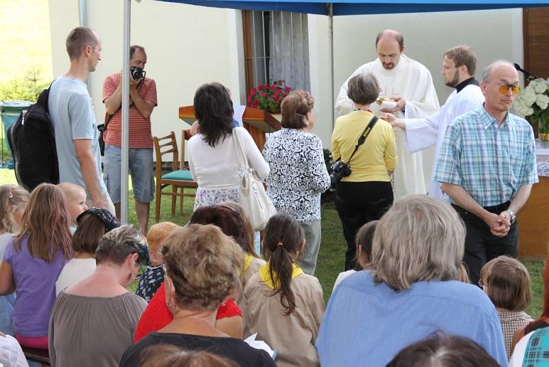 Křížovou cestou proudili na svátek svaté Anny ke stejnojmennému kostelu na Annabergu nad Andělskou Horou poutníci, aby si vyslechli mši svatou duchovního správce Marka Žukowského. 