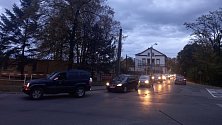 Před Dušičkami bývala pravidelně dopravní situace na Dvořákově a Smetanově okruhu v okolí krnovského hřbitova složitá.