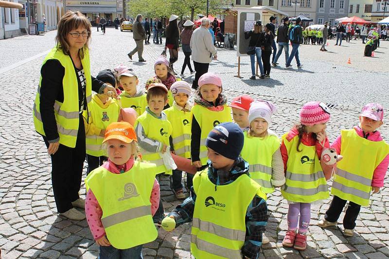 Studentům patřilo v pátek 15. května centrum Bruntálu. Zejména těm, kteří si pořídili vlastní pokrývku hlavy, protože šlo o Kloboukový majáles.