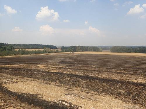 Ke čtyřem požárům lesa, polí, jednou od hořícího traktoru, a dvou stromů po úderu blesku museli vyjíždět v úterý odpoledne během necelých dvou hodin jednotky profesionálních a dobrovolných hasičů. Pomáhali i hasiči z Polska. (foto ze Slezských Rudoltic)