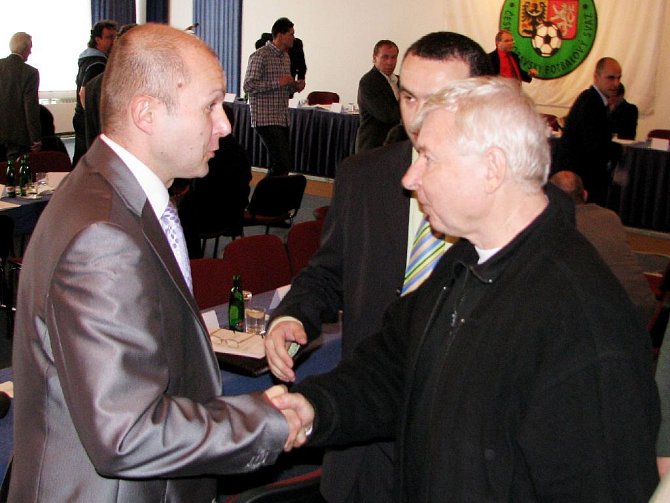 Martin Bednář (vlevo) přijímá gratulace po zvolení.