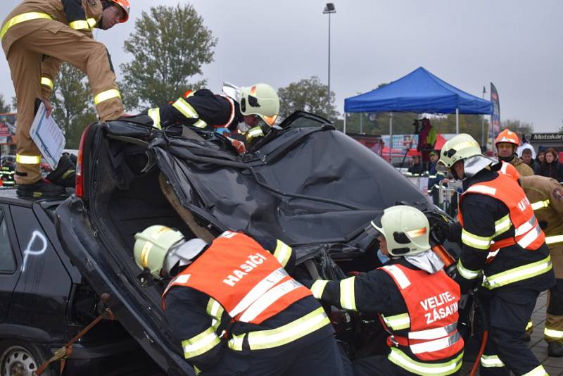 Dobrovolní hasiči z Vrbna pod Pradědem reprezentovali Moravskoslezský kraj v celorepublikové soutěži ve vyprošťování  osob z vraku auta. Foto: Andrea Martínková