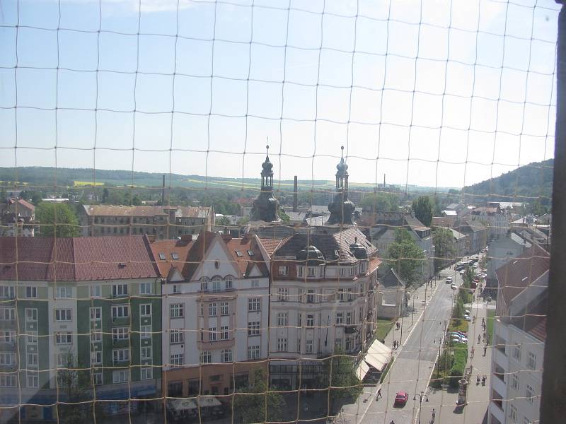 Dopoledne školáci, odpoledne veřejnost. Krnovská radnice pořádá den otevřených dveří, návštěvníci se podívají do kanceláří i na věž.