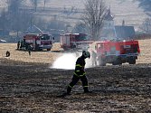 PŘESNĚ před rokem požár v Krasově pohltil desítky hektarů suché trávy a hasiči ho dokázali zastavit až na samé hranici lesa.