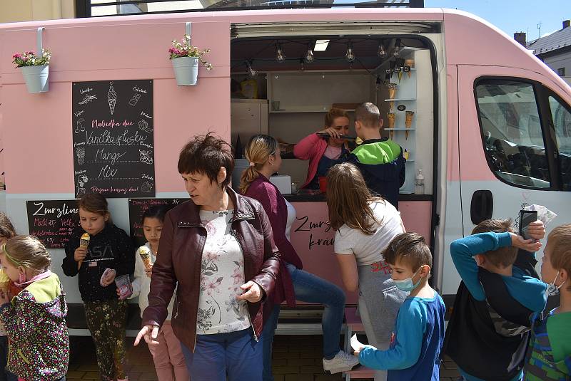 Jedna zmrzlinářská dodávka zůstává v Lichnově, druhá vyráží za dětmi do okolí. Krnovští školáci v pondělí 31. května stáli frontu na  legendární točenou zmrzlinu Tess Gemelové.