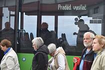 Zelený "seniorbus", který jezdí každou středu z Karlovy Studánky přes Hvězdu a Ovčárnu až k vysílači na vrcholu Pradědu, byl 28. 6. zaplněný do posledního místa.