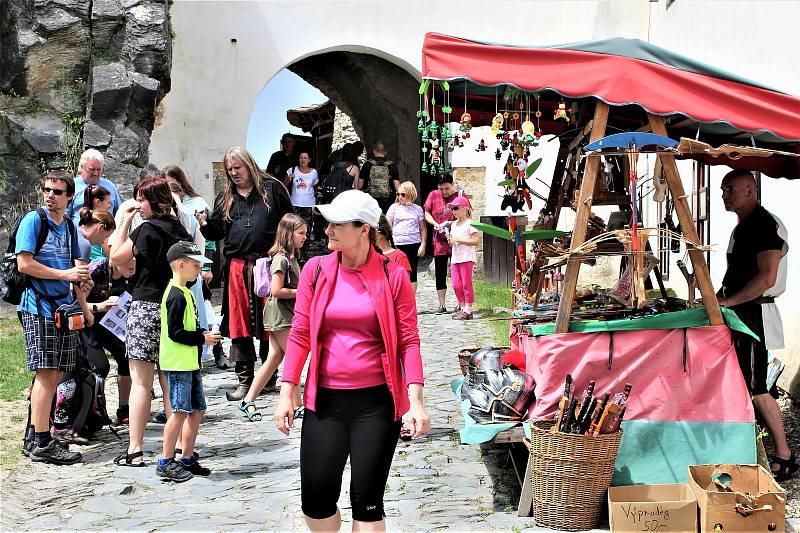 V sobotu se na hradě Sovinci na okraji Moravskoslezského kraje konala velkolepá historická akce pro veřejnost s názvem Slavnosti pánů ze Sovince. Kromě natěšených diváků se jí zúčastnilo několik skupin historického šermu, divadelníků, komediantů, kejklířů