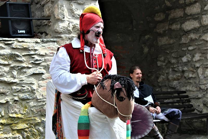 V sobotu se na hradě Sovinci na okraji Moravskoslezského kraje konala velkolepá historická akce pro veřejnost s názvem Slavnosti pánů ze Sovince. Kromě natěšených diváků se jí zúčastnilo několik skupin historického šermu, divadelníků, komediantů, kejklířů