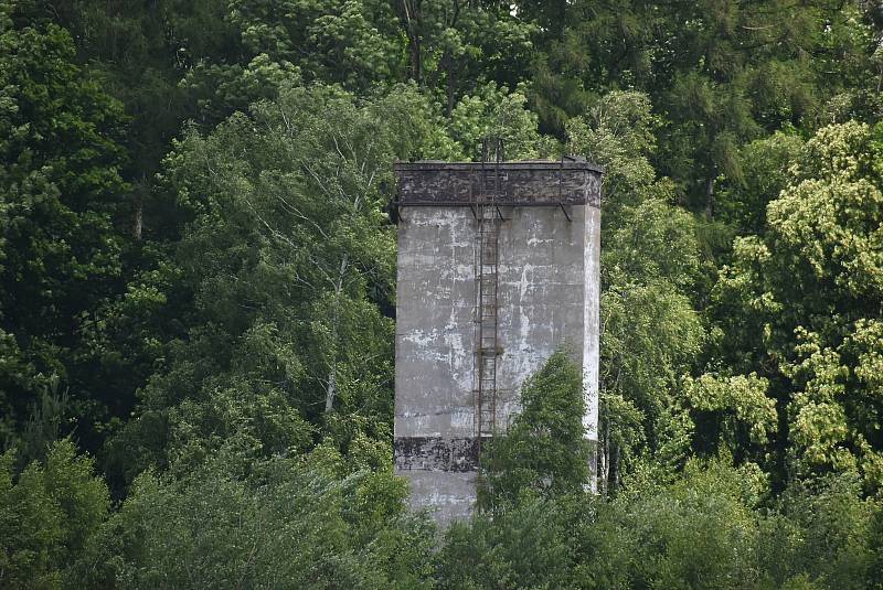 Razová leží na břehu Slezské Harty. Jako jedna z mála obcí má k dispozici přístav i letiště.