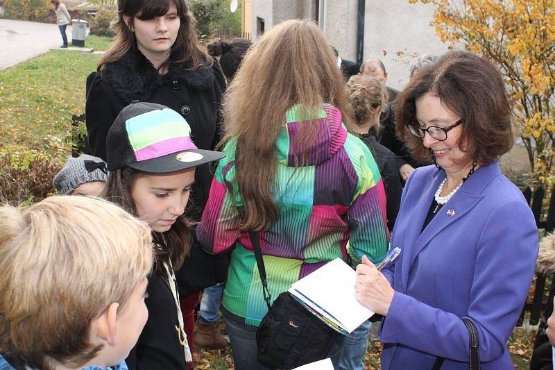 Jako vlastního syna přivítali v pondělí v Horním Benešově Camerona Forbese Kerryho, bratra šéfa americké diplomacie Johna Kerryho.