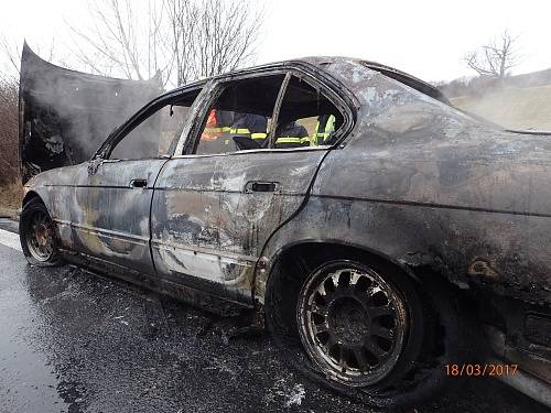 Dvě jednotky hasičů zasahovaly v sobotu dopoledne v  Třemešné-Damašku, kde začal za jízdy hořet osobní automobil BMW 520i.