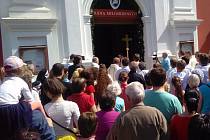 Brána milosrdenství se otevřela v poutním kostele na Cvilíně 22. května. Slavnost přilákala poutníky z celé republiky i ze zahraničí.