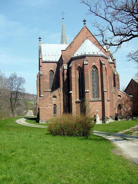 Kostel v Liptani zaujme díky architektuře i stěnám z rudých pálených cihel.