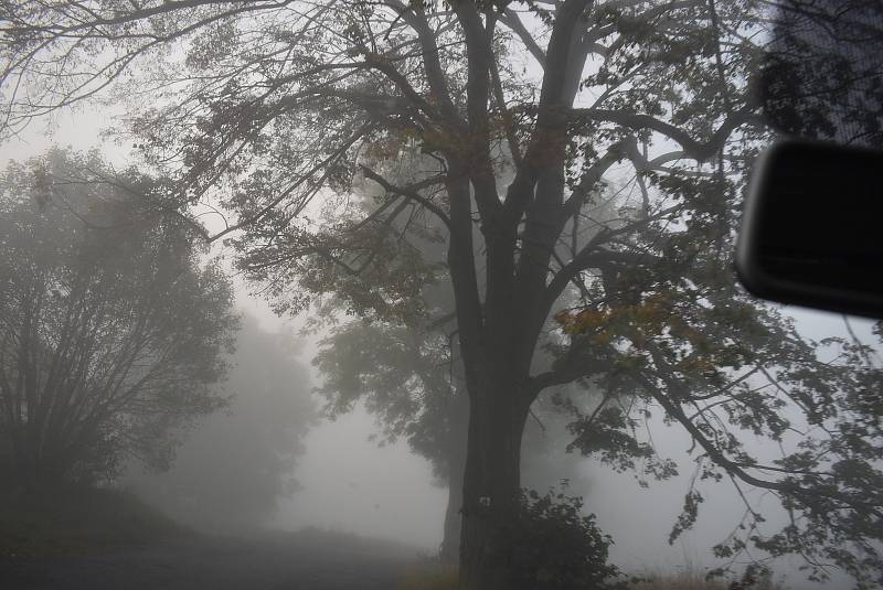 Silnice do Křišťanovic se hlavně na podzim ztrácí v mlze, která by se dala krájet.