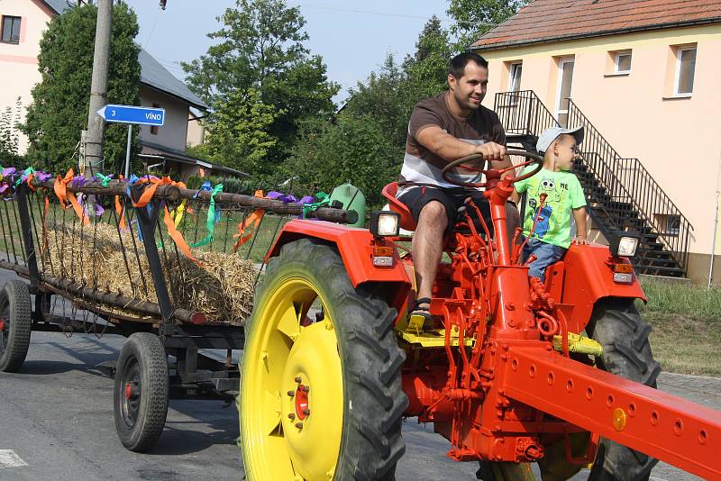 Dříve jsme byli zvyklí jezdit na dožínkové slavnosti do Polska. Nejdřív se tato tradice vrátila do Slezských Rudoltic. Rudoltické dožínky si našly řadu příznivců a dnes už patří k nejvýznamnějším událostem roku.