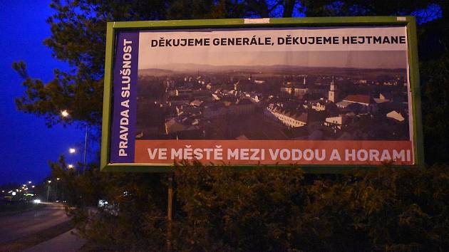 "Děkujeme generále, děkujeme hejtmane," říká billboard v centru Bruntálu. Ivo Vondrák a Petr Pavel se zřejmě poprvé ocitli v reklamním sdělení společně.