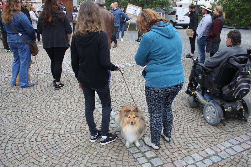 Na bruntálském náměstí se sešlo asi třicet demonstrantů, aby podpořili iniciativu Milion chvilek pro demokracii.