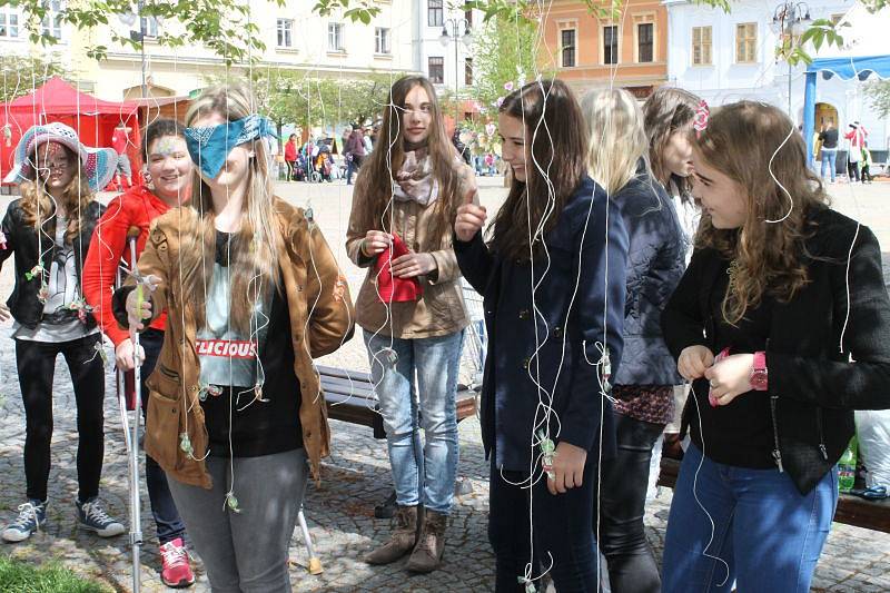 Studentům patřilo v pátek 15. května centrum Bruntálu. Zejména těm, kteří si pořídili vlastní pokrývku hlavy, protože šlo o Kloboukový majáles.