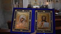 Pravoslavné ikony v katolickém kostele jsou darem Ukrajinců, kteří v okolí Holčovic dva roky sázeli les po kůrovcové kalamitě.