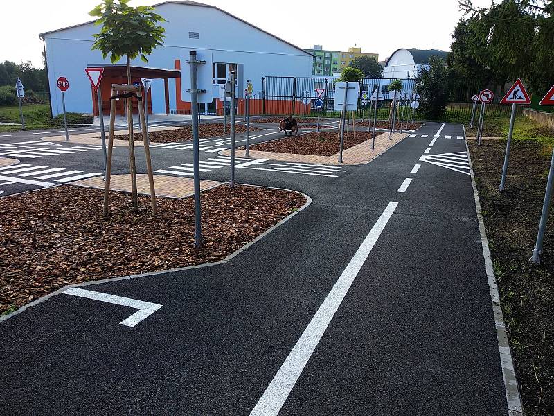 Nové dopravní hřiště v areálu Základní školy Cihelní v Bruntále je dobře vybaveno, děti si zde zažijí pravidla, která platí v silničním provozu.