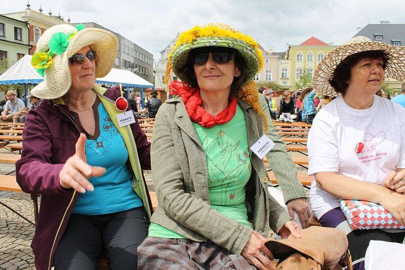 Studentům patřilo v pátek 15. května centrum Bruntálu. Zejména těm, kteří si pořídili vlastní pokrývku hlavy, protože šlo o Kloboukový majáles.