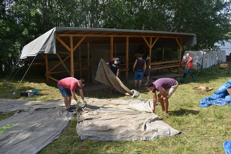 Vodní skauti na břehu Slezské Harty u Roudna postavili tradiční tábor z podsadových stanů.