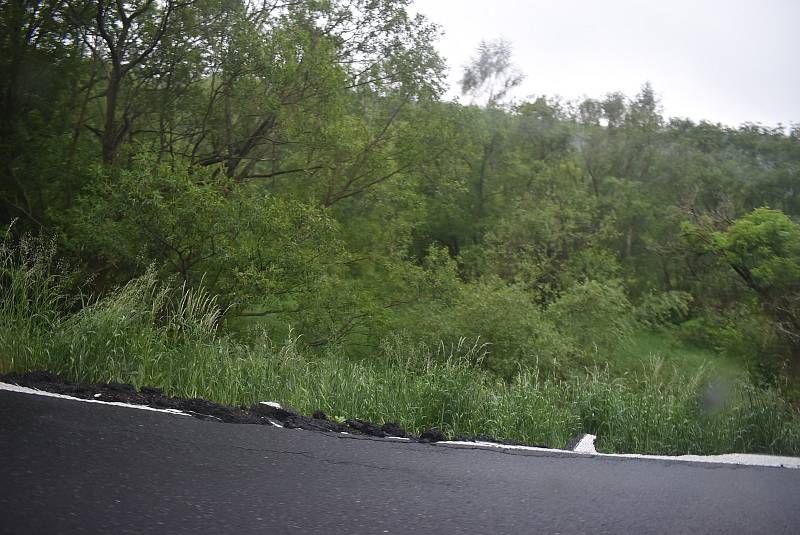 Nebezpečná silnice z Nových Heřminov do Zátoru v květnu 2022.