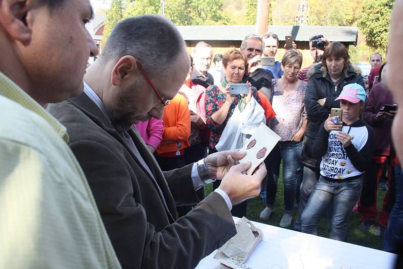 Otevírání schránky z věže kostela v Holčovicích bylo slavnostní. Mince, noviny a písemné dokumenty bylo možné očekávat, ale jazyk Jana Nepomuckého všechny překvapil.