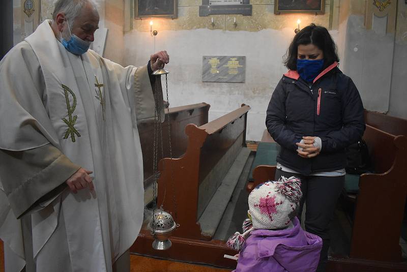 Farář Pavel Zachrla pojal liturgický obřad žehnání vody, kadidla a křídy velmi didakticky.