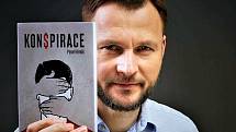 Červen 2021. Spisovatel Pavel Hénik vydal román KON$PIRACE, ve kterém se vyrovnává s koronakrizí, lockdownem i s politickou situací.