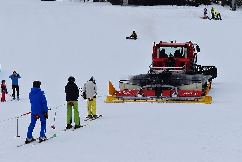 Tažení lyžařů za rolbou je zimní sport známý jako „rolba skijöring“. Děti v Kopřivné této zábavě říkají rolbavláček. Může to být také alternativní doprava lyžařů na kopec, když je  zavřený vlek i lanovka.