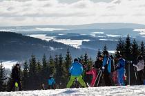 Na Kopřivné v Malé Morávce se mohou lyžaři kochat perfektním výhledem po kraji.