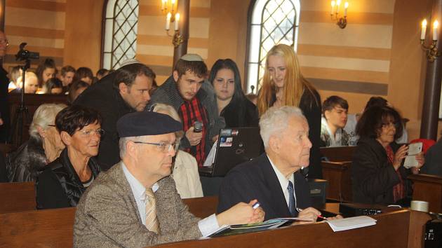 Krnovští studenti zaznamenali  vyprávění německých rodáků. Výsledky své práce představili v krnovské synagoze.