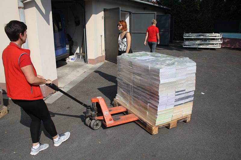 Zaměstnanci Charity Krnov a krnovské radnice společně nakládali nemocniční lůžka a humanitární pomoc na kamion, který v pondělí 23. července vyrazil na Ukrajinu.