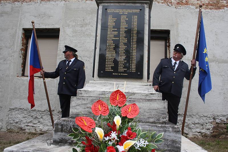 Byl to dojemný okamžik, když se v roce 2018 Češi a Němci setkali v Dívčím Hradě u památníků padlých. Společně oslavili konec první světové války před sto lety.