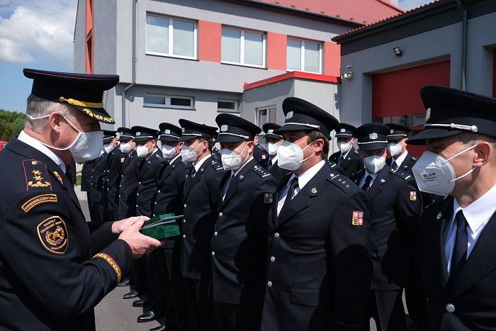 Letos je předávání medailí hasičkám a hasičům HZS MSK komornější – jen podle okresů a bez diváků. Zde bruntálští hasiči.