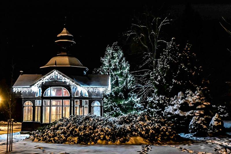 Večerní Karlova Studánka bez lidí a s vánoční nasvícenou atmosférou.