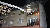 Šest jednotek hasičů zasahovalo v úterý večer v  Petrovicích u požáru čtyřpokojového bytu.