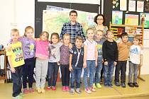 Prvňáčci ze Základní školy a Mateřské školy Ryžoviště se svou třídní učitelkou a ředitelkou školy Ivanou Kapitánovou a učitel Jan Franek.