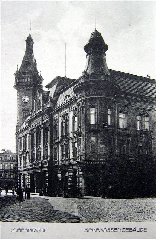 Dnešní radnice tak jak je zachována, byla vystavěna v roce 1901-1903 podle plánů vídeňského architekta Moritze Hintragera.