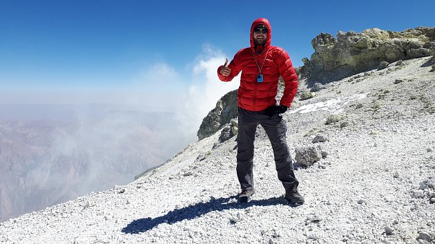Pavel Hénik má rád dobrodružné cestování. Snímek je z vrcholu sopky Damávand, nejvyšší hory Íránu. S vrcholem v nadmořské výšce 5610 metrů je zároveň nejvyšší sopkou Asie.